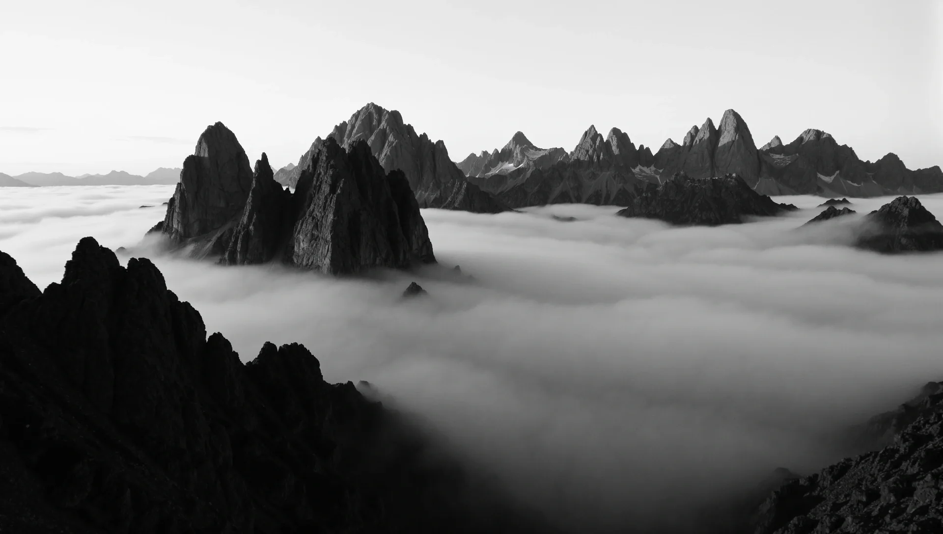 Verschneite Alpengipfel im Nebel